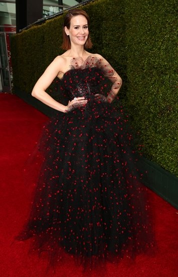 Bộ đầm rối rắm của diễn viên truyền hình Sarah Paulson trông như những nụ hoa đỏ bị vướng vào một hàng rào kẽm gai.