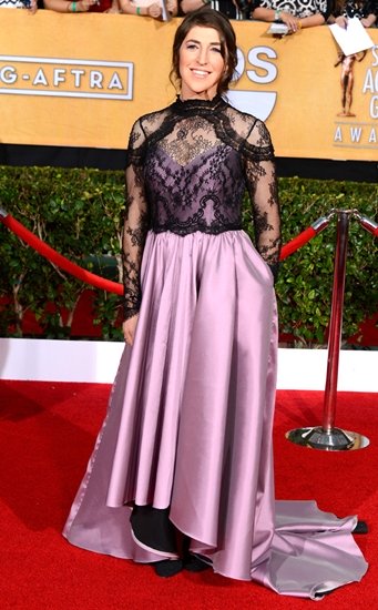 Nữ diễn viên Mayim Bialik chọn một bộ đầm satin màu tím tử đinh hương rất đẹp. Tuy nhiên, phần đắp ren kín đáo ở thân trên dường như chẳng ăn nhập gì với thiết kế mà còn khiến cô trông già hơn hẳn.