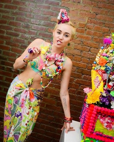 Trang phục ra phố của Miley Cyrus trông lòe loẹt và nhí nhảnh quá mức, như quần áo cho trẻ em mẫu giáo.