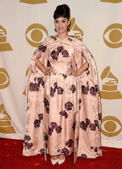 Bộ váy lùng nhùng của Katy Perry được ví như mới cắt ra từ màn cửa và chắp vá lại.