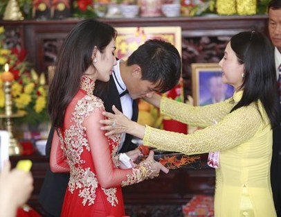Chú rể Công Vinh trao nhẫn cưới cho cô dâu Thủy Tiên.