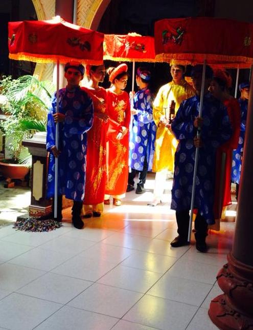 Mọi công tác cho nghi lễ ở chùa cũng đã được chuẩn bị chu đáo để chờ cô dâu chú rể tới.