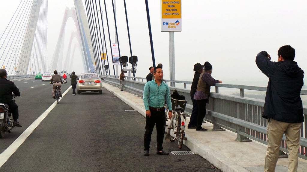 Chụp ảnh trên cầu Nhật Tân: Đẹp, nhưng sẽ bị phạt