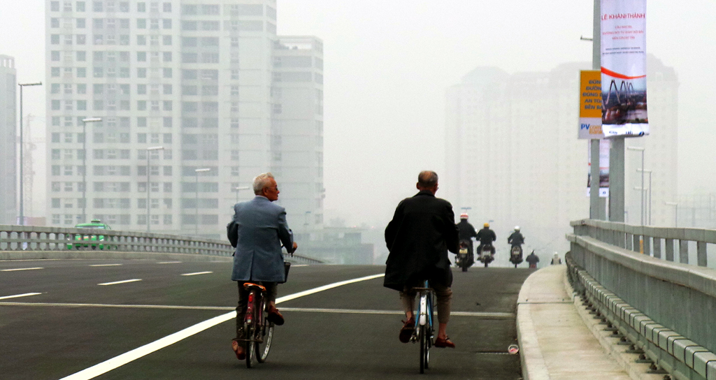 Những bậc cao niên đạp xe lên chiêm ngưỡng cây cầu dây văng hiện đại dài nhất Việt Nam.