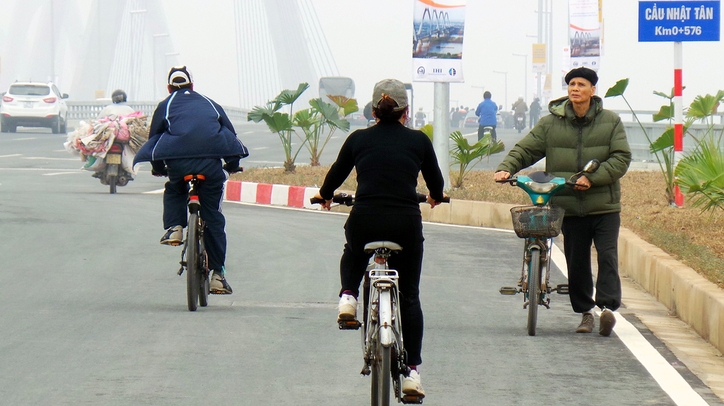 Nhiều người dân hiếu kỳ vẫn bất chấp biển báo, đi xe đạp lên cầu giữa ban ngày.