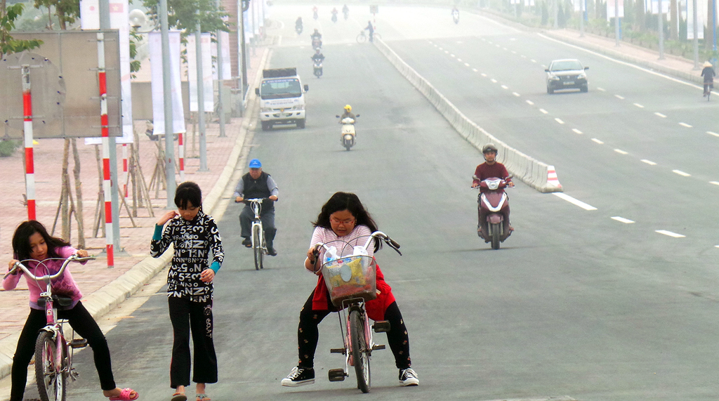 Trẻ nhỏ cũng rủ nhau đưa xe đạp lên cầu.