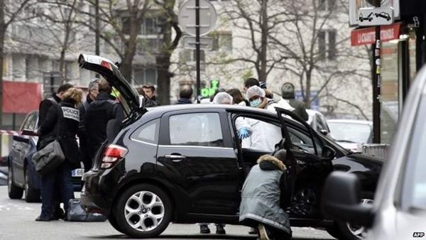 Cảnh sát Pháp và các chuyên gia pháp y đang kiểm tra chiếc xe mà những tay súng bịt mặt sử dụng. Ảnh: AFP.