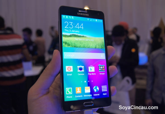Hình ảnh thực tế smartphone mỏng nhất của Samsung