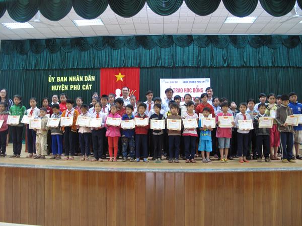 Báo Đầu tư trao 50 suất học bổng “Vì trẻ em Việt Nam” tại Bình Định