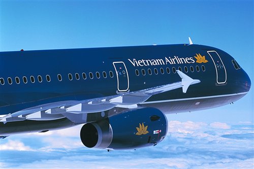 Máy bay Vietnam Airlines hạ cánh khẩn để cấp cứu một em nhỏ
