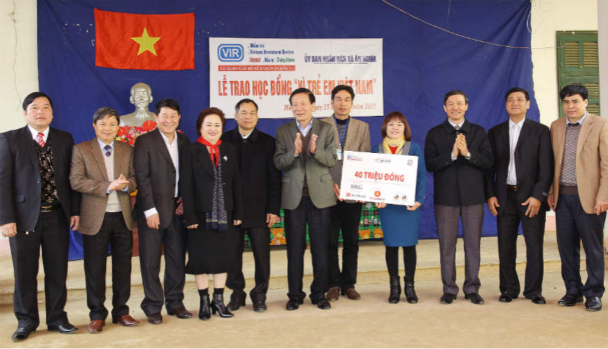 Báo Đầu tư và Tập đoàn BRg trao học bổng “Vì trẻ em Việt Nam” tại Hòa Bình