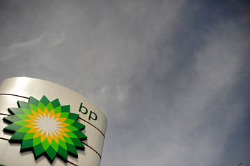 Giá dầu lao dốc, BP bắt đầu cắt giảm nhân công