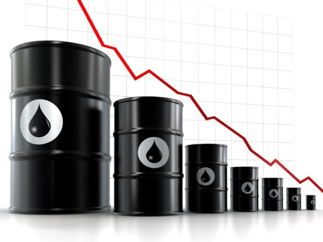 Lợi lớn từ giá dầu giảm và USD tăng