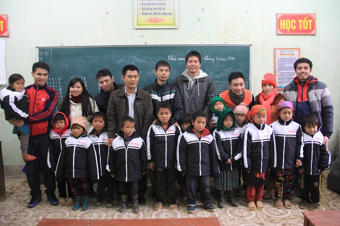 Đoàn thanh niên CIENCO1, UTT, TEDI tặng áo khoác đồng phục mùa đông cho các em học sinh