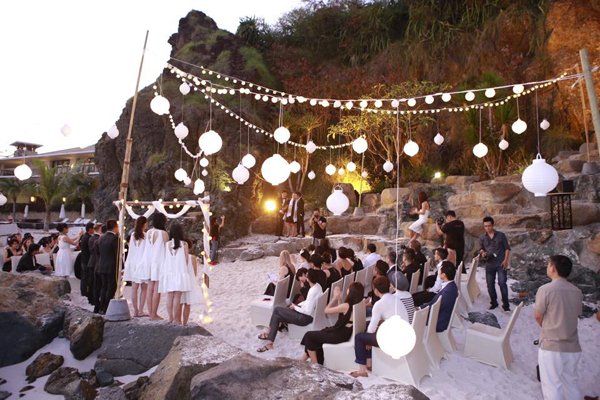 Chiều ngày 24/1, đám cưới đồng tính của nhà thiết kế Adrian Anh Tuần và Sơn Đoàn đã được tổ chức tại bờ biển xinh đẹp Nha Trang.