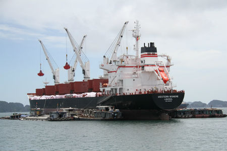 Tàu Western Boheme đưa xi măng The Vissai đến thị trường Australia