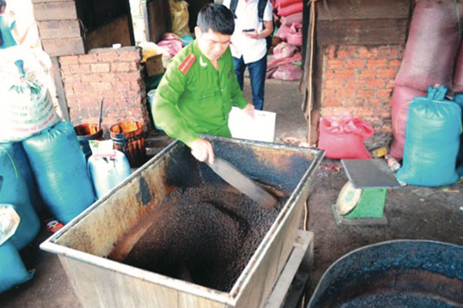 'Đột nhập' xưởng sản xuất càphê bằng bột bắp và hóa chất tại Buôn Ma Thuột