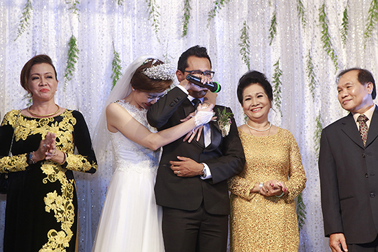 Huỳnh Đông - Ái Châu xúc động bật khóc trong tiệc cưới