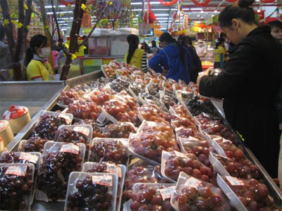 Người tiêu dùng dè dặt với hoa quả nhập khẩu