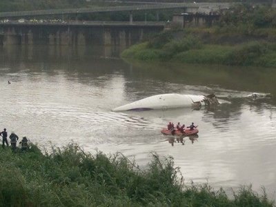 Máy bay chở khách rơi trên sông (Ảnh: