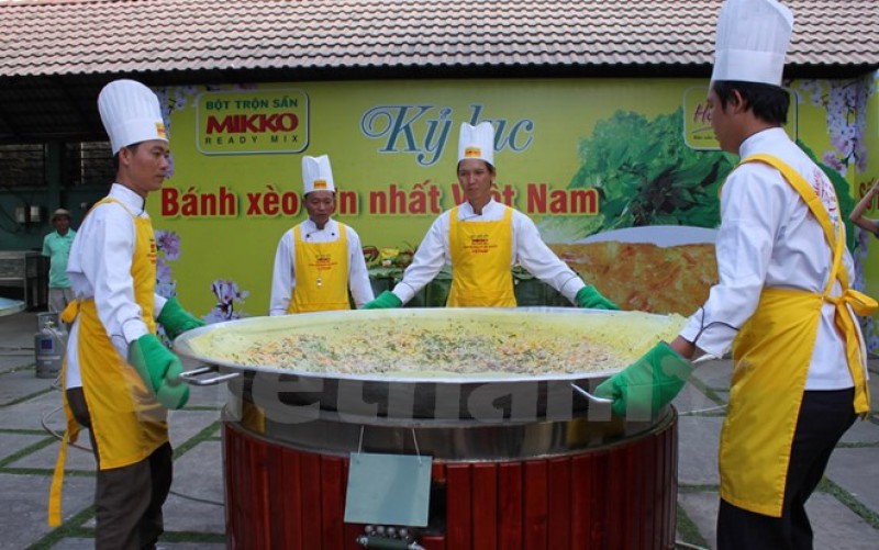 Trình diễn đổ khuôn chiếc bánh xèo lớn nhất Việt Nam