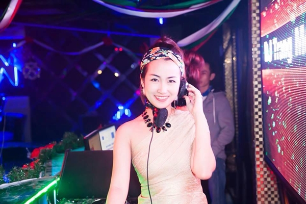 Trang Moon - nữ DJ của team Sơn Tùng M-TP tại The Remix 2015 tên thật là Hà Quỳnh Trang. Trước khi đến với chương trình truyền hình, cô gái này là một DJ có tiếng tại Hà Nội. Sở hữu gương mặt xinh xắn, thân hình quyễn rũ, Trang Moon thu hút nhiều sự chú ý mỗi lần xuất hiện.