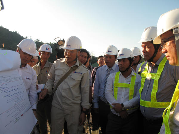 Bộ trưởng Đinh La Thăng thăm, chúc tết công nhân Dự án hầm Đèo Cả