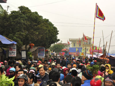 Nam Định cử 300 công an giữ trật tự cho chợ Viềng