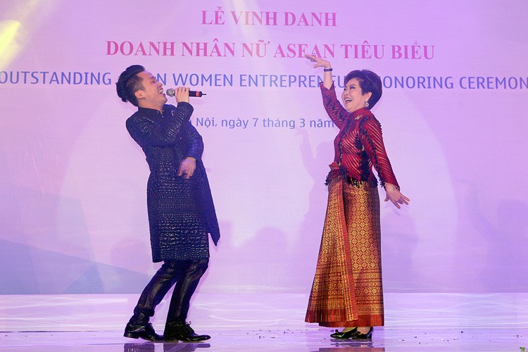 Lễ vinh danh doanh nhân nữ ASEAN tiêu biểu 2015, ca sĩ Tùng Dương