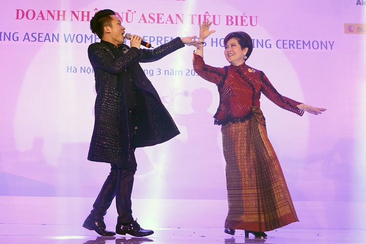 Lễ vinh danh doanh nhân nữ ASEAN tiêu biểu 2015, ca sĩ Tùng Dương