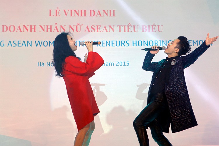 Lễ vinh danh doanh nhân nữ ASEAN tiêu biểu 2015, ca sĩ Tùng Dương, Thanh Lam