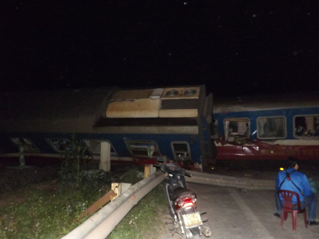Quảng Trị: Tàu hỏa đâm xe tải, hàng chục người thương vong