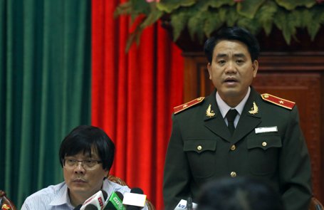 Thiếu tướng Nguyễn Đức Chung (đứng)