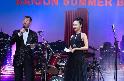 Sở hữu ngoại hình xinh đẹp cùng giọng nói truyền cảm, Phương Nga cũng khá đắt show MC. Trong ảnh là hoa hậu dẫn dắt một sự kiện gây quỹ từ thiện cho trẻ em nghèo vào tháng 6/2013.