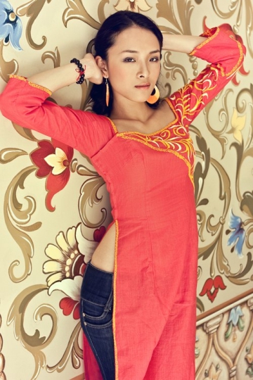Từ 2010, Phương Nga đẩy mạnh các công việc liên quan đến nghệ thuật. Cuối tháng 6/2010, cô đảm nhận vai trò MC cho vòng chung kết Hoa hậu người Việt 2010 khu vực SNG