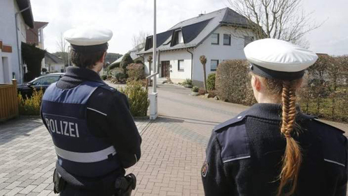 Cảnh sát trước ngôi nhà được cho là của Adreas tại Montabaur, phía tây Đức. Ảnh: AP