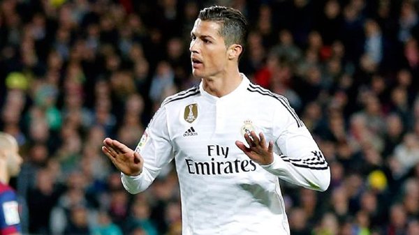 C. Ronaldo khoe tóc mới cá tính