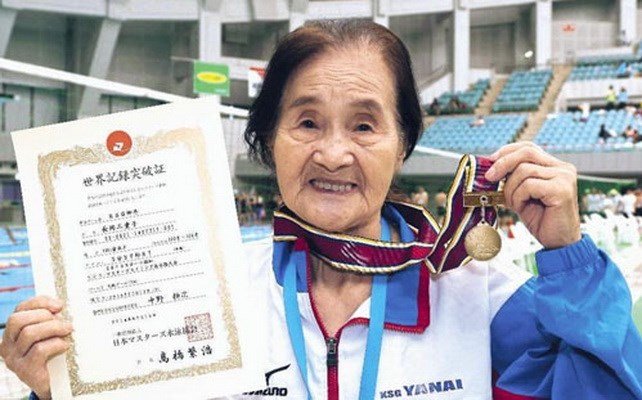 Cụ bà 100 tuổi người Nhật lập kỷ lục sau khi bơi 1.500m