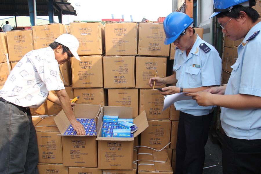 Phát hiện lô hàng 200 cây bút bi loại xóa được chữ viết nhập về Việt Nam
