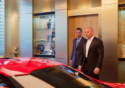 Paul Walker và Vin Diesel trong một cảnh phim thực hiện tại Abu Dhabi.