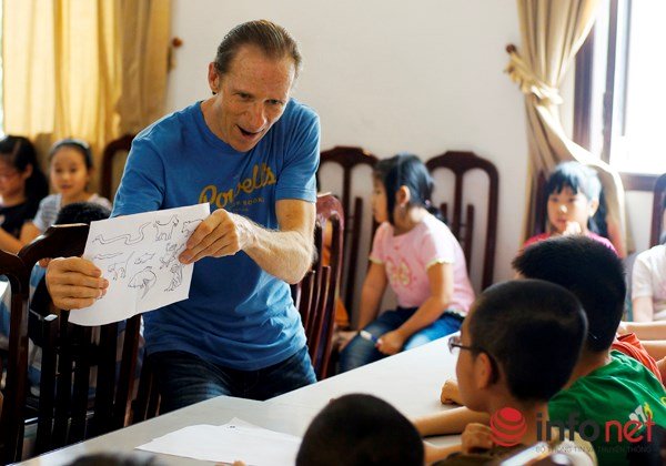 Cựu binh Mỹ dạy tiếng Anh miễn phí tại Hà Nội